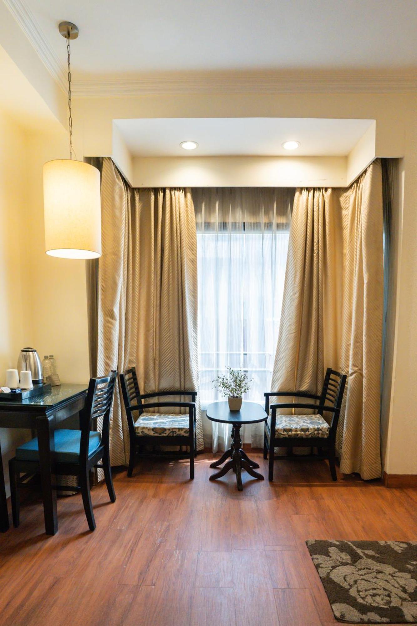 Ahuja Residency Cyber City II Гургаон Екстериор снимка
