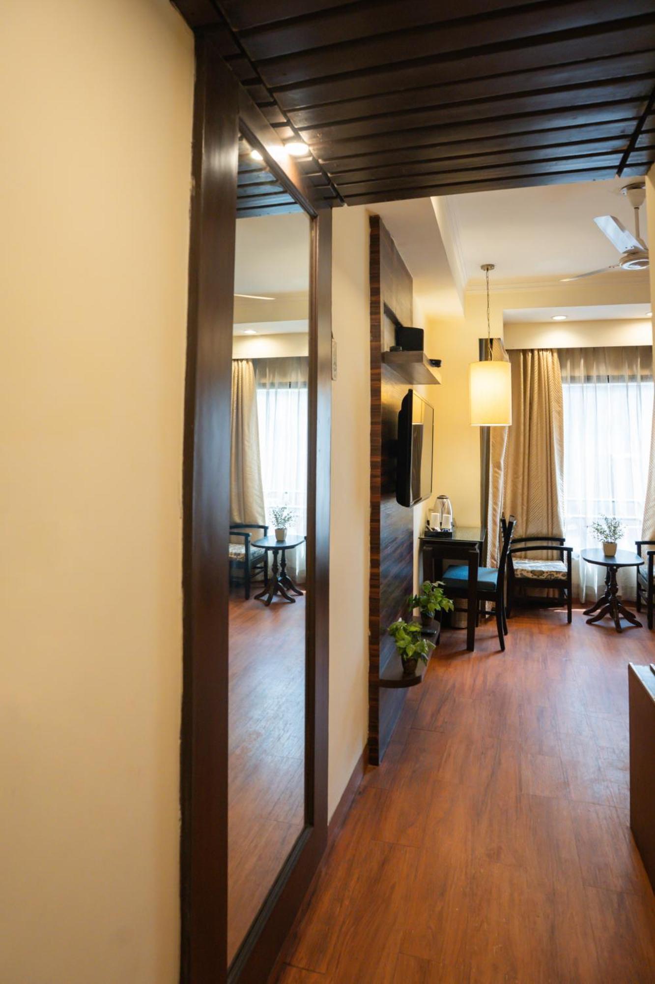 Ahuja Residency Cyber City II Гургаон Екстериор снимка