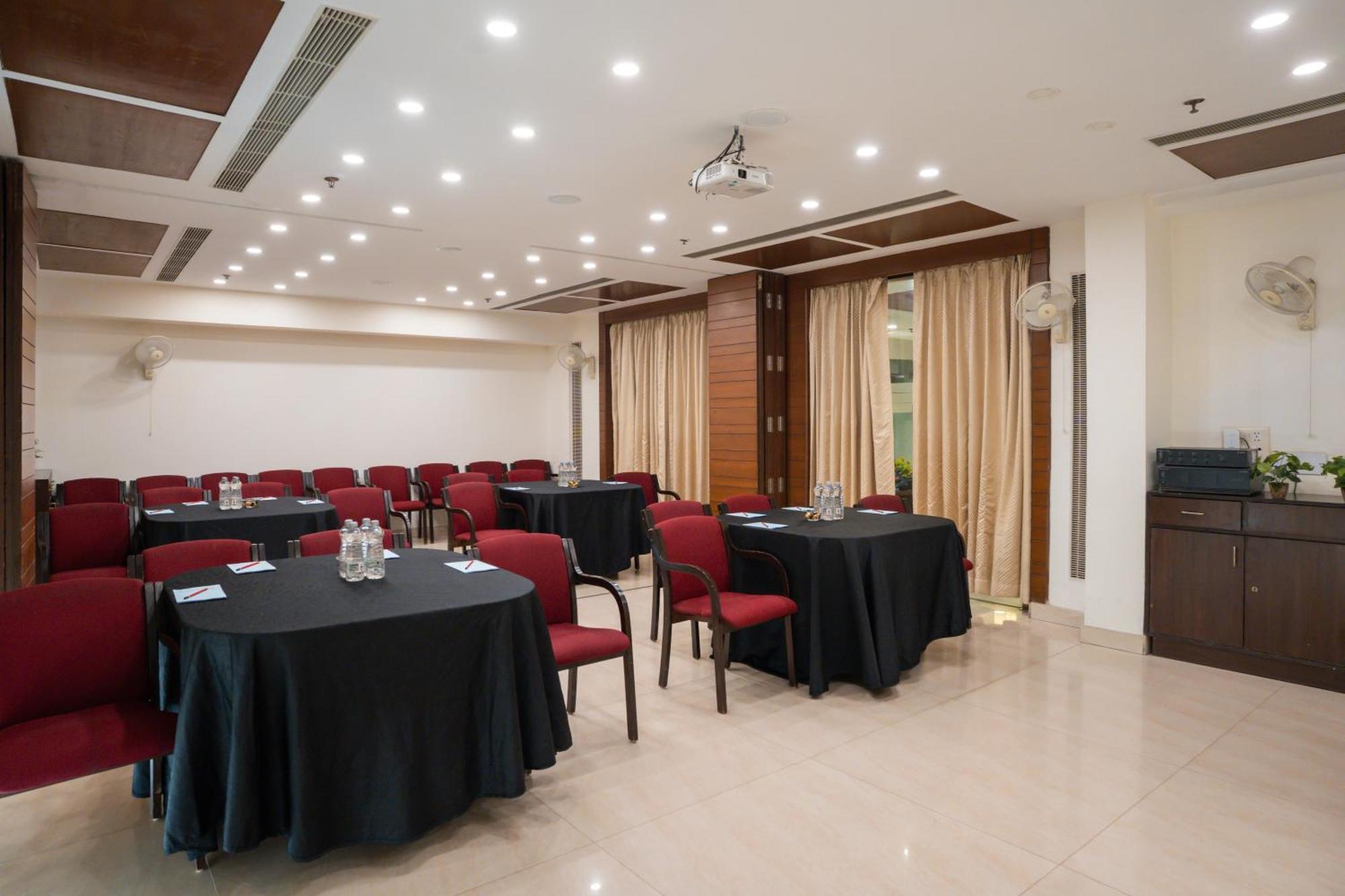 Ahuja Residency Cyber City II Гургаон Екстериор снимка